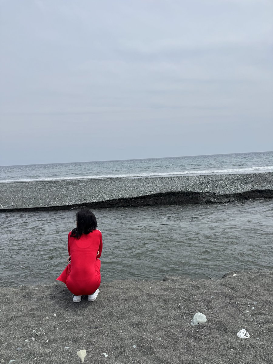 よくよく見たら下着のラインバッチリ見えてエロいなこのワンピース❤️