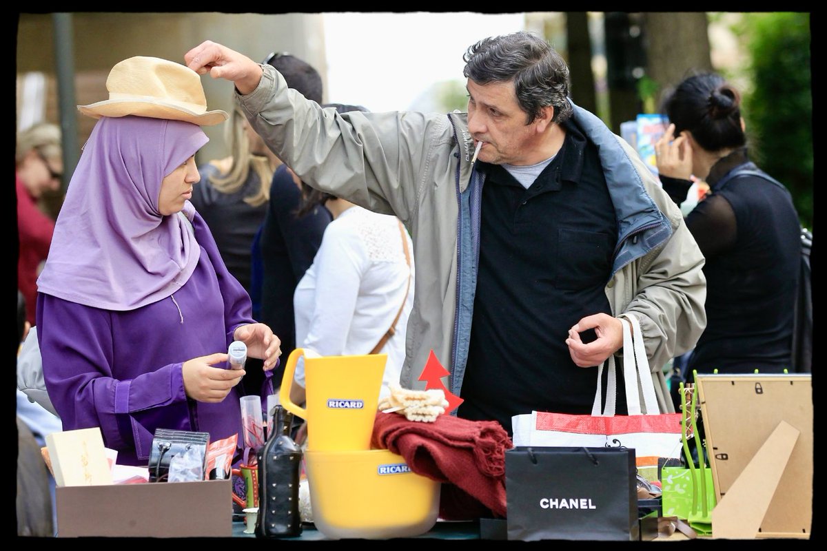 Un couple dans les allées d’un vide grenier à Levallois…