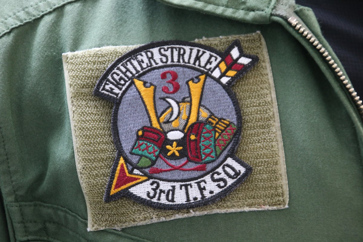 jasdf_hyakuri's tweet image. 5月は端午の節句!兜や鯉のぼり、飾っていますか?兜といえば第7航空団第3飛行隊😊
兜と鏑矢(かぶらや)がシンボルです!
ことあるときは兜となって難に当たり、鏑矢のように先駆けて飛んでいくという意味が込められています✈️
5月の待ち受け画面にいかがでしょうか
#百里基地