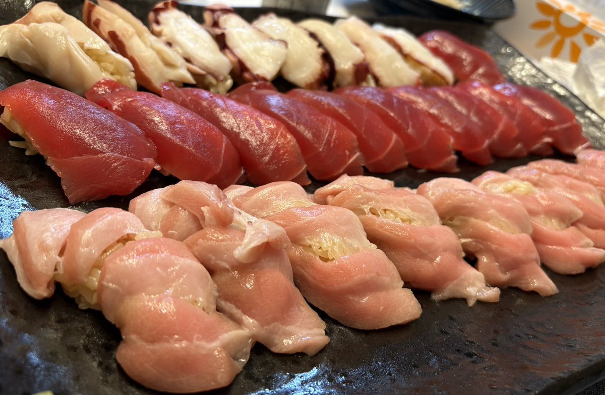 mtmt_ty08's tweet photo. 4/26の寿司！
上からタコ、赤身、大トロ

初めて大トロ握ったけど、脂すごいから切付けも握るのも大変だた https://t.co/aSUxZvyWGC