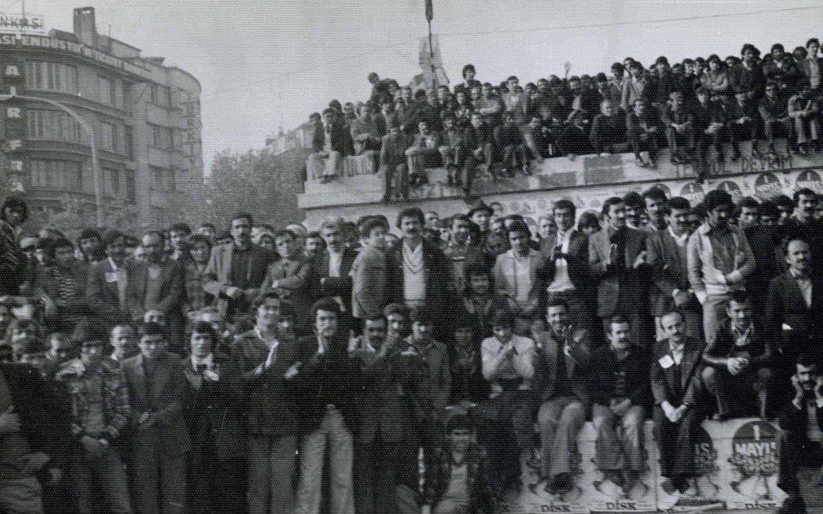 İnsanlık tarihi, sadece kralların, fatihlerin, mucitlerin tarihi değil.
Adı bilinmeyen işçilerin, tarlalarda çalışanların, fabrikalarda ölenlerin tarihi.
O tarihi yazanlar onlar değildi ama yaşatanlar onlardı.
Taşları taşıyanlar,
yolları döşeyenler,
gökdelenleri yükseltenler…
Ve