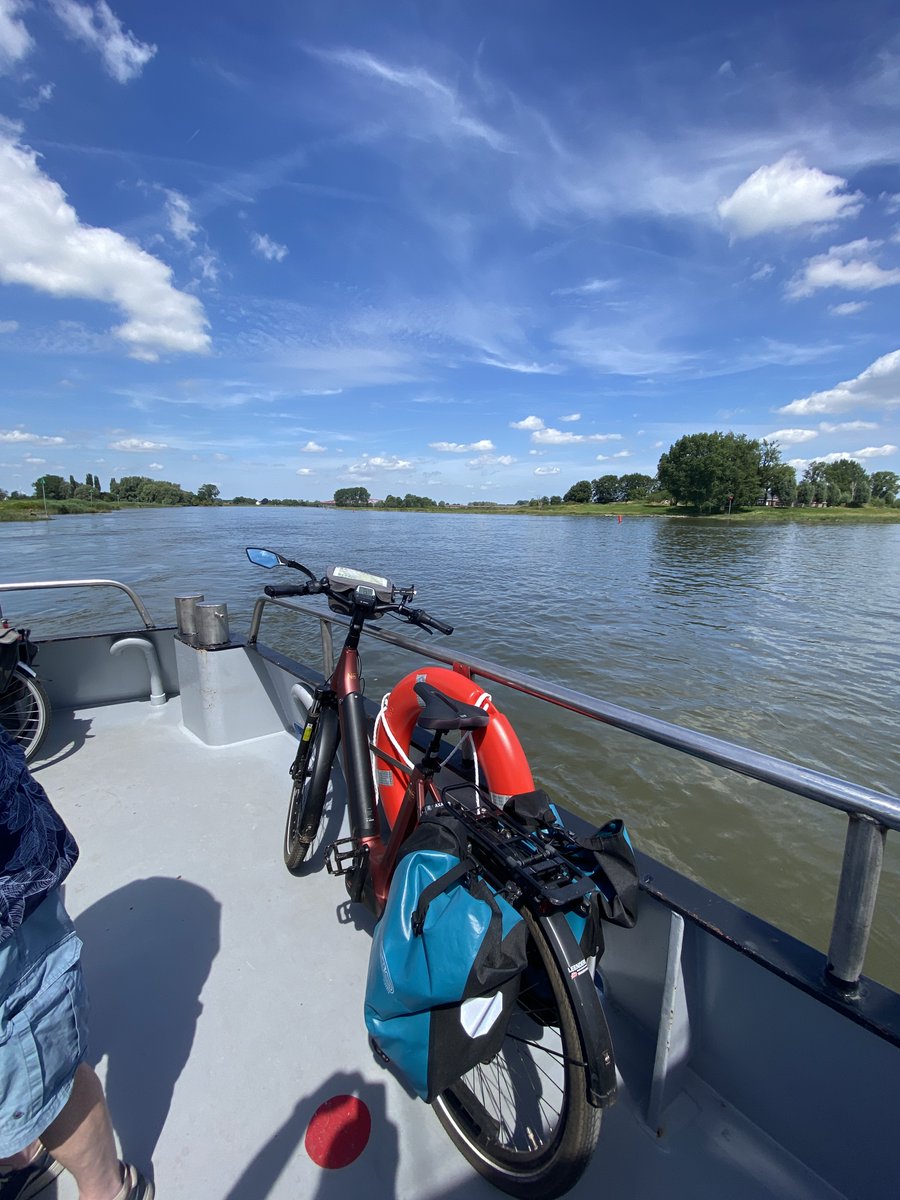 Fietstip: Route Dalfsen Zwolle Hattem Hoonhorst 50km. Het is morgen perfect fietsweer. Wat is er dan mooier om langs de Vecht naar Zwolle te fietsen? Vervolgens naar het mooie Hattem en dan met het pontje over te varen? Het zit allemaal in deze route uit Tubantia zomerserie 2024.