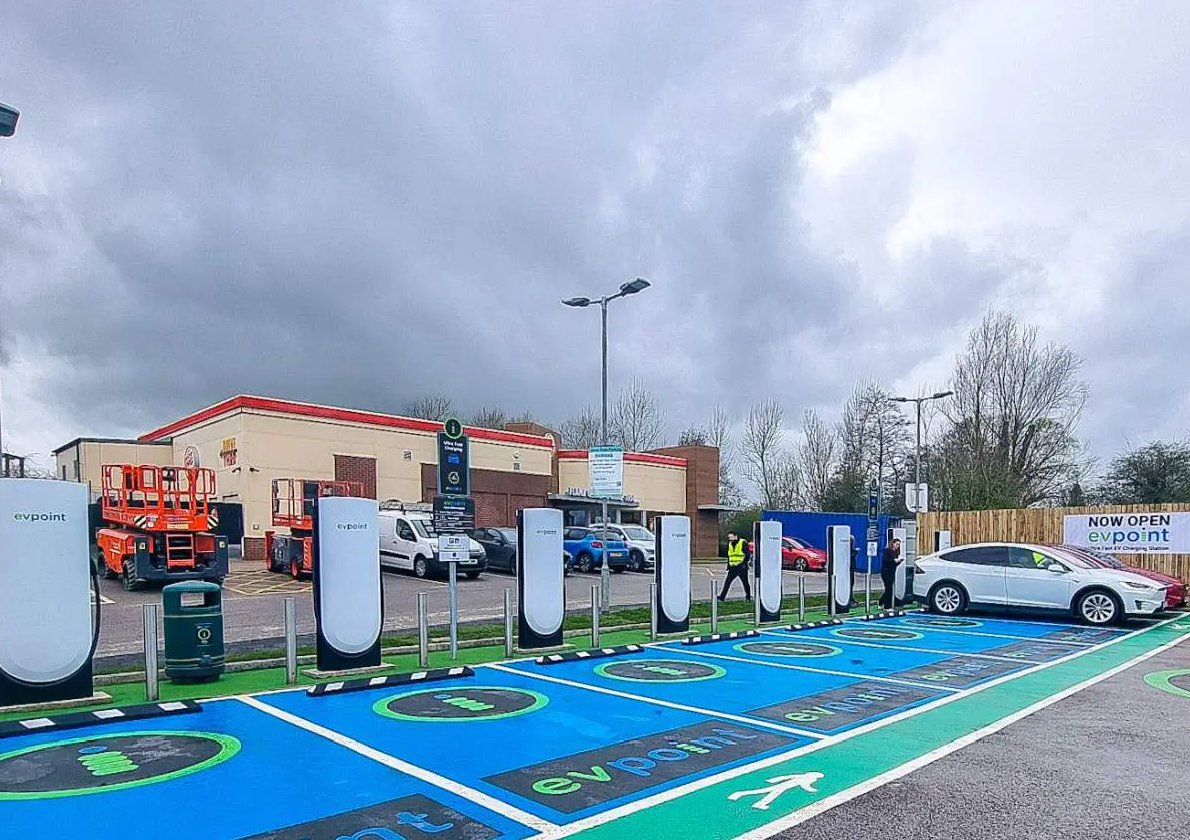 ⚡ Tesla is now white-labelling its ultra-reliable V4 Superchargers!
Companies can brand and operate Tesla chargers
V4 can charge up to 250kW now, 500kW soon
Longer cables = easier for non-Tesla EVs
Massive boost to global charging rollout