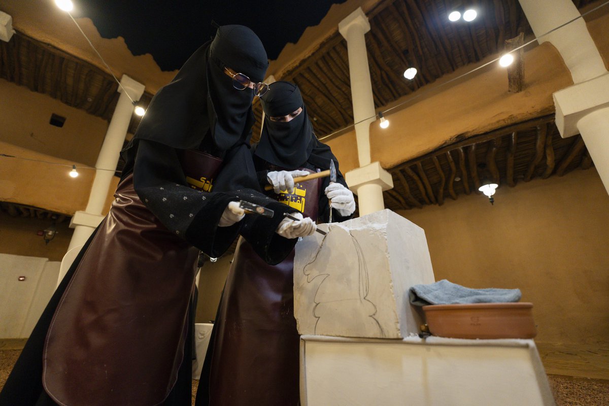 في أساريد، الفن مو بس معروض ! .. الفن عايش، يتحرك، ويتشكل قدامك
سواء بيد نحات أو ريشة رسام ⛏️🎨