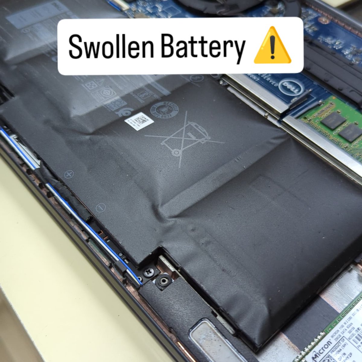 atiko_gadgets's tweet image. Danger Alert: Swollen Laptop Battery?
Replace It Now
Don’t ignore it
A swollen battery is a serious safety hazard that can damage your device and cause overheating
For expert battery replacement and keep your laptop safe, fast, and reliable.
📩:08095555925
📞:09069129836