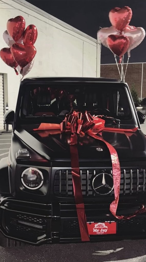 oxygist's tweet photo. Lovely moments between Davido and his wife Chioma after he recently gifted her a G-Wagon for her birthday ππ
(Peter Obi Reno #FlexFinance Sandra Benede #HEIS25) https://t.co/hsnEyK5OFh