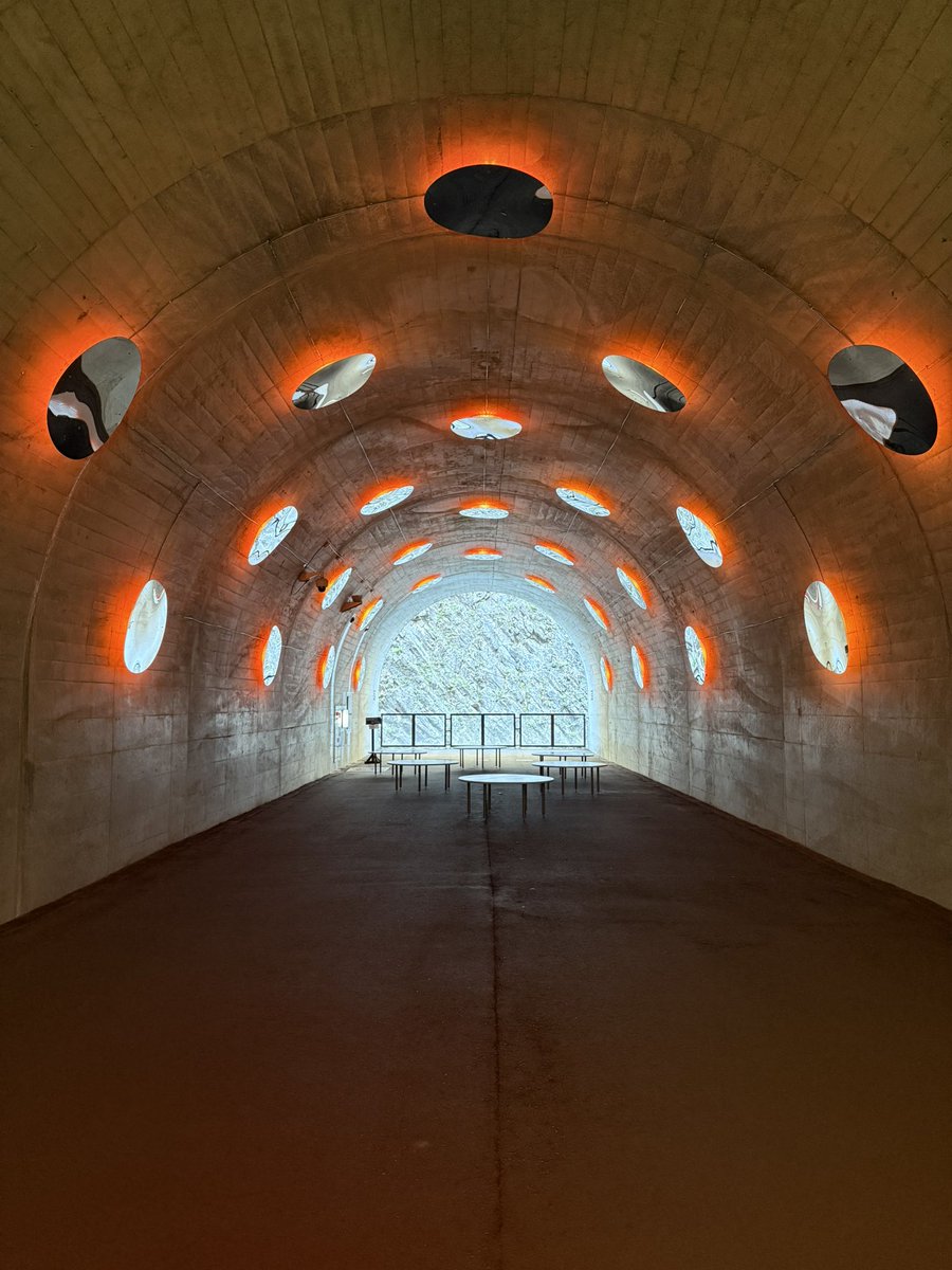 NobuhiroTerashi's tweet photo. 新幹線旅、越後湯沢へ
あまり時間がなくて唯一観光した清津峡トンネル、アートな空間だった

#越後湯沢
#清津峡 
#バス停から徒歩30分
#トンネル自体もオシャレなのでまた別に https://t.co/51Zq3zHwq1