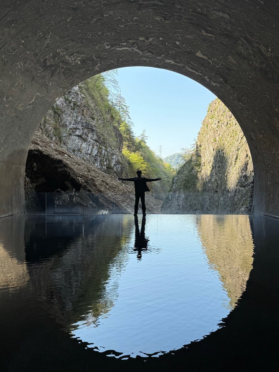 NobuhiroTerashi's tweet photo. 新幹線旅、越後湯沢へ
あまり時間がなくて唯一観光した清津峡トンネル、アートな空間だった

#越後湯沢
#清津峡 
#バス停から徒歩30分
#トンネル自体もオシャレなのでまた別に https://t.co/51Zq3zHwq1
