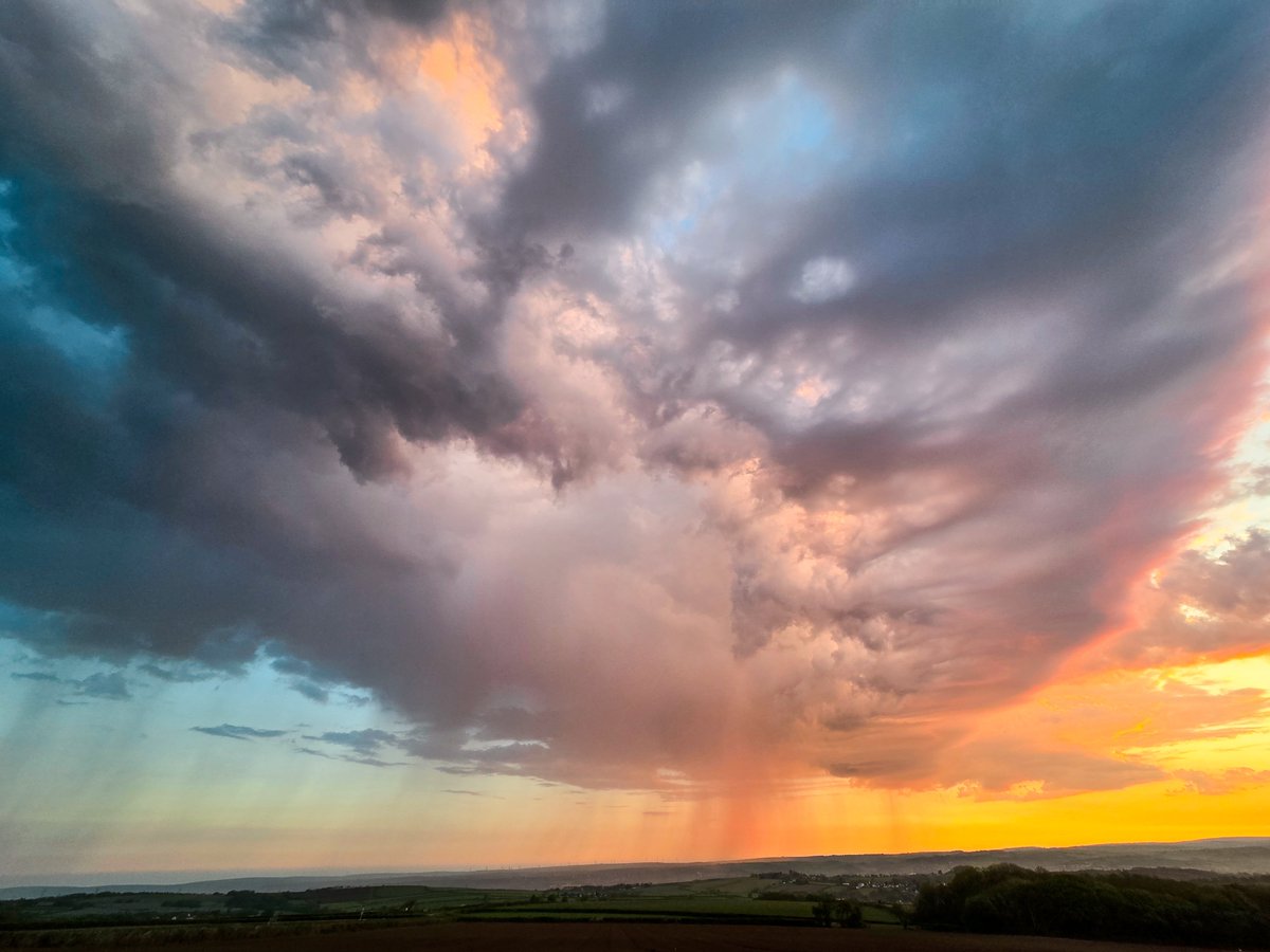 aweweather's tweet image. Pretty unstable skies down here atm ,Feels very warm too ,This mornings sunrise was epic !!! #Wxtwitter #northdevon #StormHour