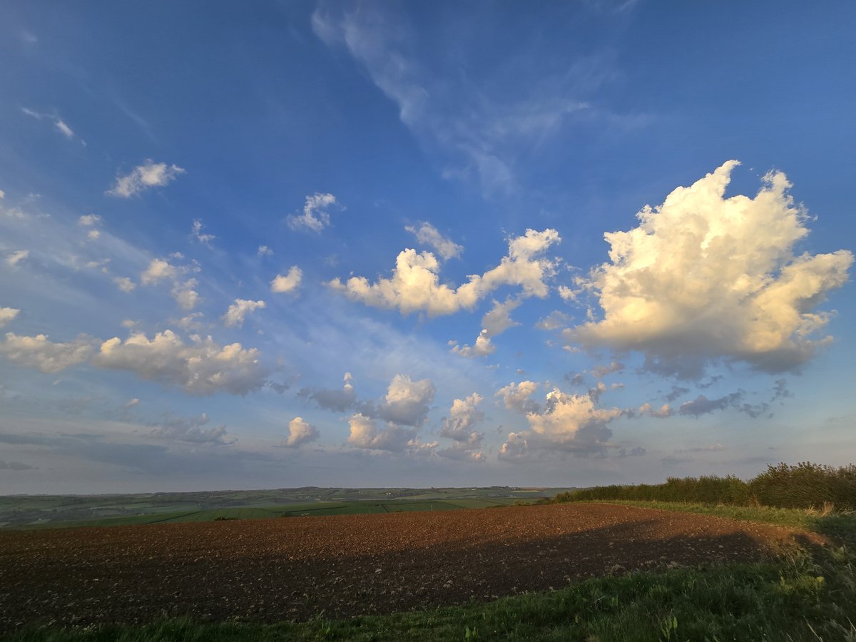 aweweather's tweet image. Pretty unstable skies down here atm ,Feels very warm too ,This mornings sunrise was epic !!! #Wxtwitter #northdevon #StormHour