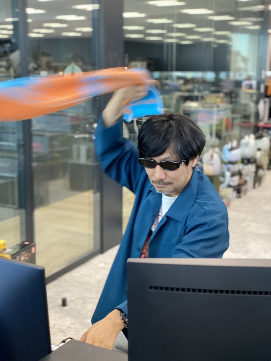 Kojima_Hideo's tweet photo. まだまだ太陽に灼かれて、チェック中🎮 https://t.co/04hJoaeTau