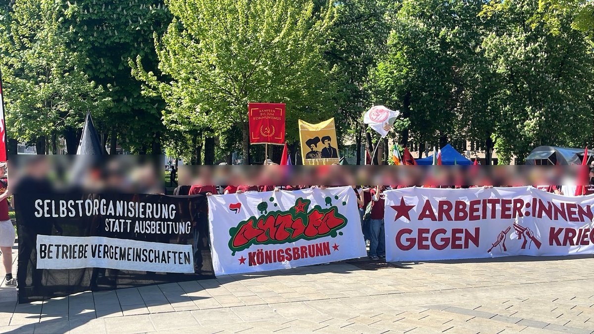 PerspektiveOn's tweet photo. 10:50 / #Augsburg / Die DGB-Demo ist am Königsplatz angekommen. Insgesamt haben rund 700 Menschen an der Demo teilgenommen, davon 100 im antikapitalistischen Block. Um 12:30 geht es mit der revolutionären Demo weiter. #a0105 #1mai25 #erstermai #1mai https://t.co/j8mtWFFV53