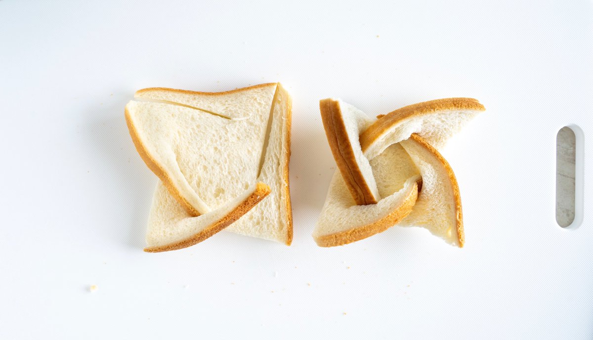 Joilmillsinc's tweet photo. 普通にトーストしてた自分にサヨナラ

パンに切り込みを入れてアレンジ🍞パン界に旋風を巻き起こす『手裏剣パン』の完成🥷🍽️

ちょっと食べてみたくなった人、正直に手を挙げて……✋🍞