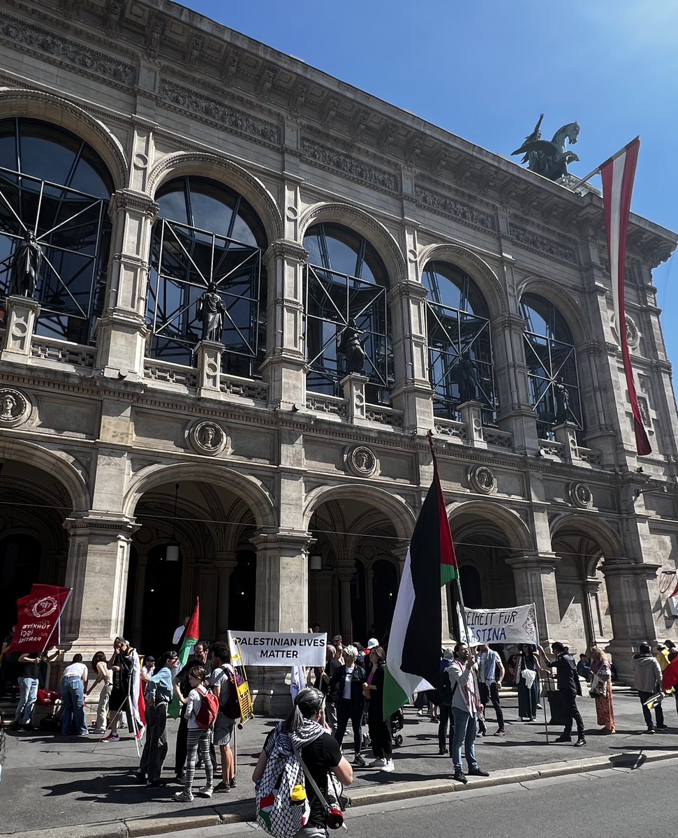 ➡️ 10:52
Direkt vor der Staatsoper ein #Palästina-Block inkl. Sprechchöre gegen Israel. 

#w0105 #wien