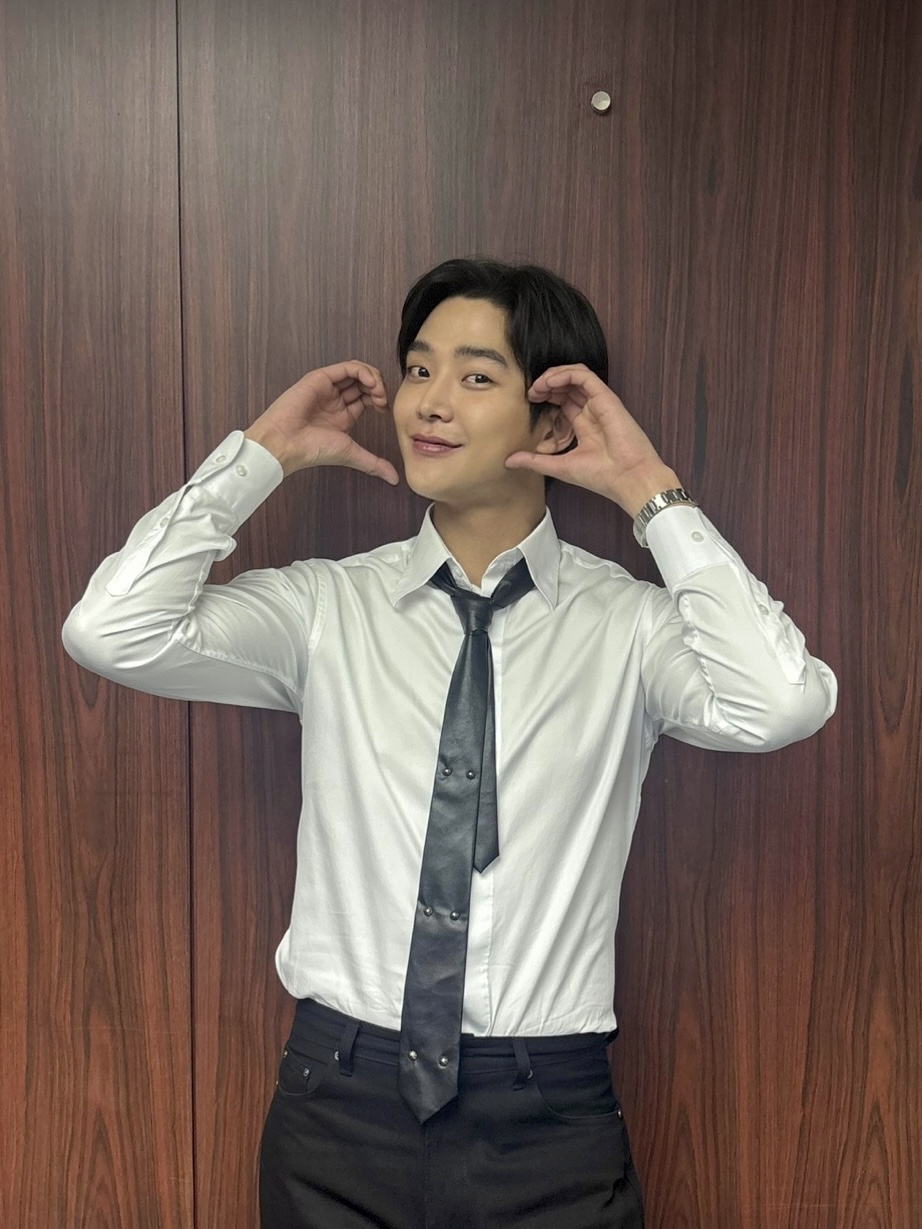 ロウン　カレンダー発売イベント　ハイタッチ券1枚 ROWOON CALENDAR 2025-2027 -TILL I SEE YOU AGAIN-」が発売決定