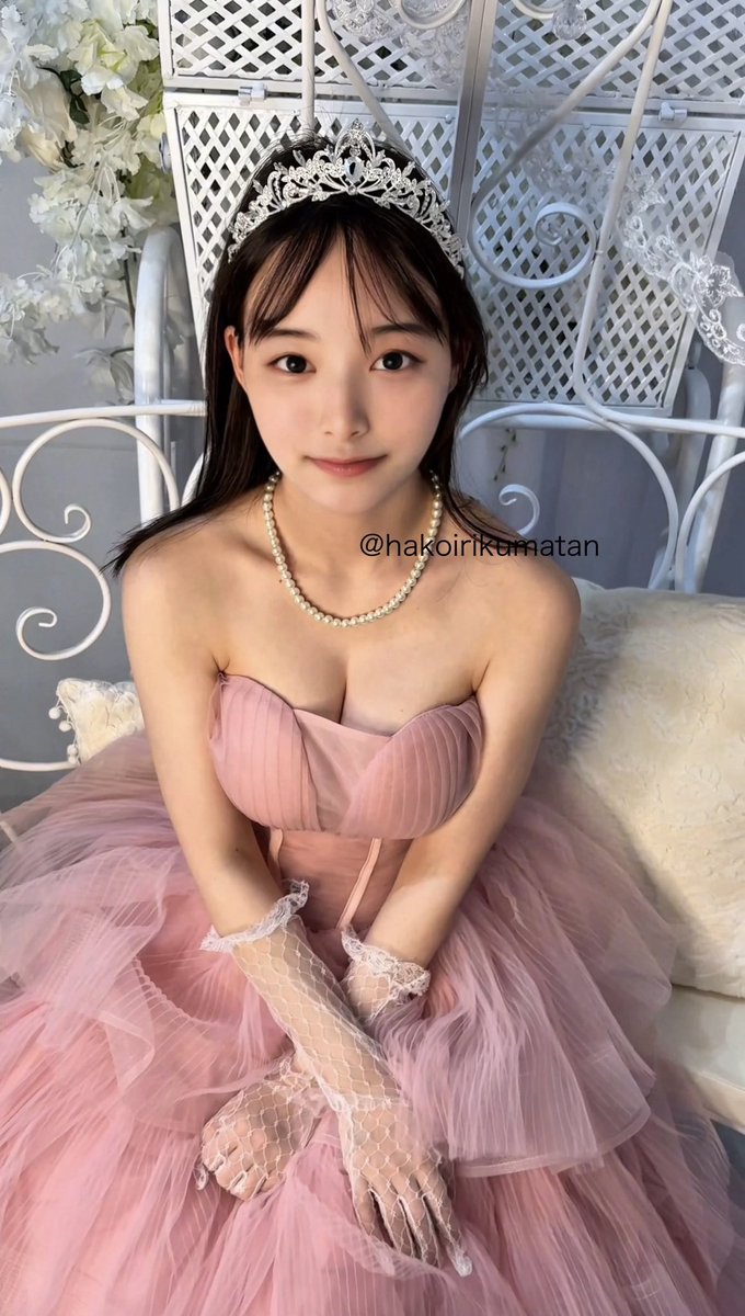 正直、初めてウェディングドレスを着たとき、鏡に映る自分が本当に夢みたいで、ちょっと泣きそうになりました😢

ずっと憧れていたドレスに袖を通した瞬間、現実なのにまるで夢を見ているような、不思議なドキドキが止まらなかったです...。

みなさんが『夢の中でウェディングドレス姿の私と出会ったら...』きっと特別な気持ちになってくれるはず…そんな想像をするだけで、私の心もときめいちゃいました🥺💕

その特別な時間を、みなさんの毎日に小さな“夢”として届けたくて、ガチャというかたちで表現しました。

みなさんの日常に、少しでもトキメキが増えますように☺️💍✨