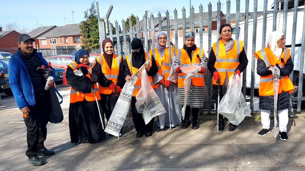 WalsallCouncil's tweet image. A huge shoutout to the 540 amazing local volunteers who came together during the #GreatBritishSpringClean to make a difference! Together, we collected over 1,750 bags of rubbish during the national litter-picking campaign! ♻️🎉
