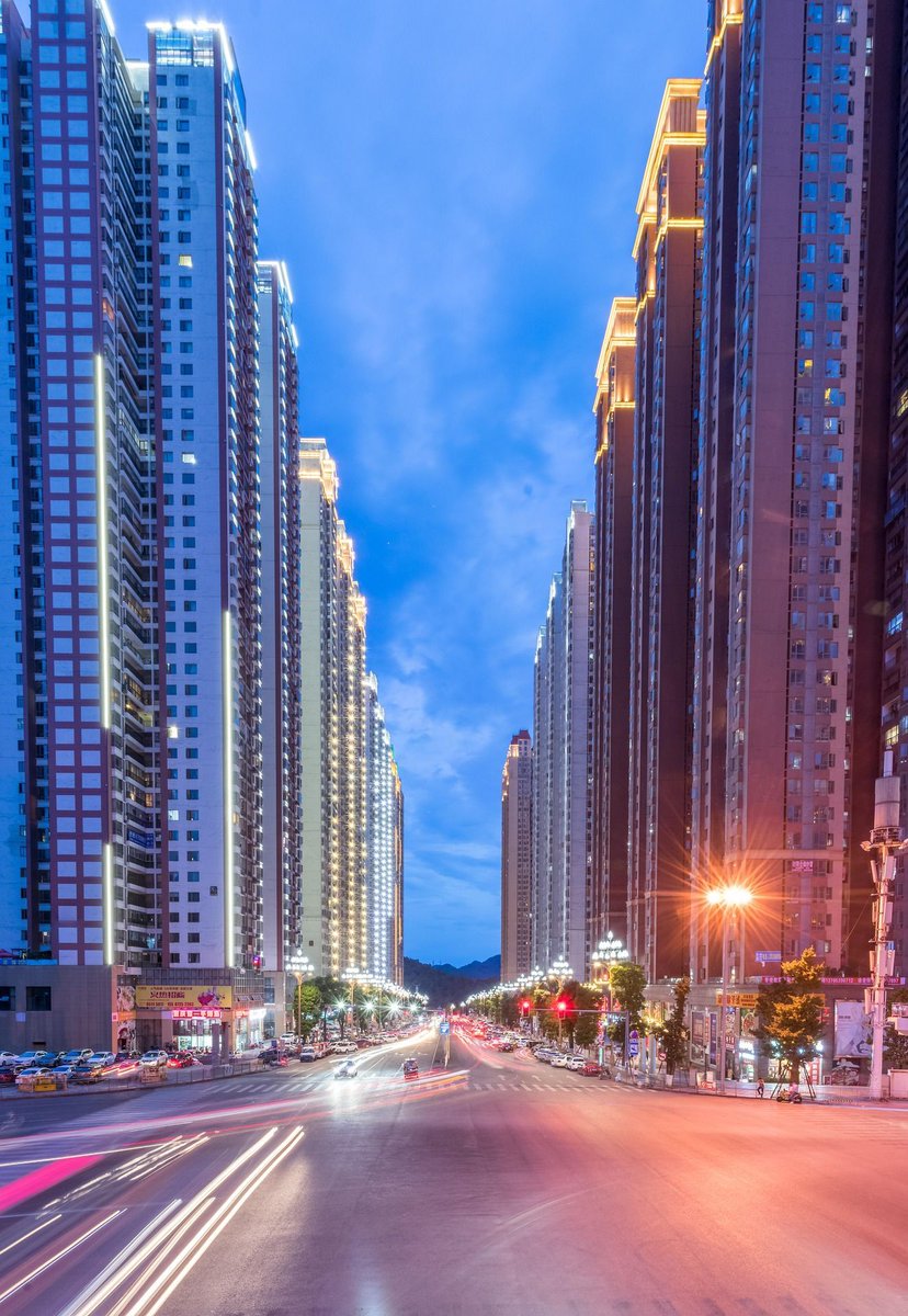 GoGuizhou's tweet photo. Towering skyscrapers above bustling streets  🌆 https://t.co/pBAYHqGuS5