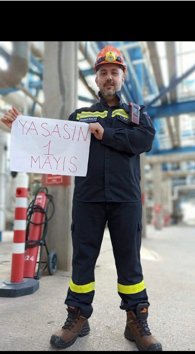 Ve elbette ki sevgilim,
elbet  dolaşacaktır,
elini kolunu sallaya sallaya, dolaşacaktır
en şanlı elbisesiyle:
işçi tulumuyla ,
bu güzelim memlekette hürriyet
#Yaşasın1Mayıs