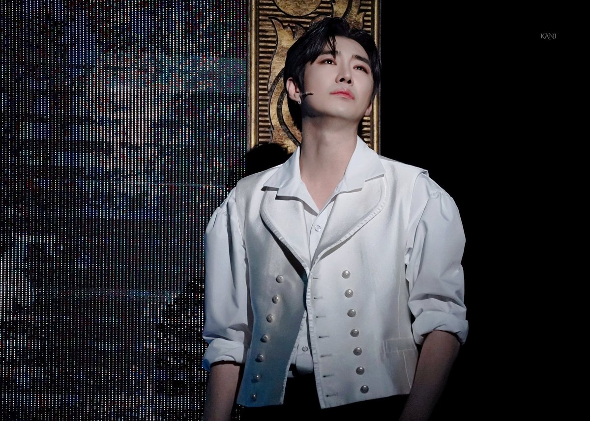 250430 뮤지컬 #도리안그레이 ⚜️

[ 스페셜커튼콜 - 먼훗날 ]

눈을 감아도 선명히 보이는 지울 수 없는 너의 모습...

-
배질 홀워드 || #김준영 배우님