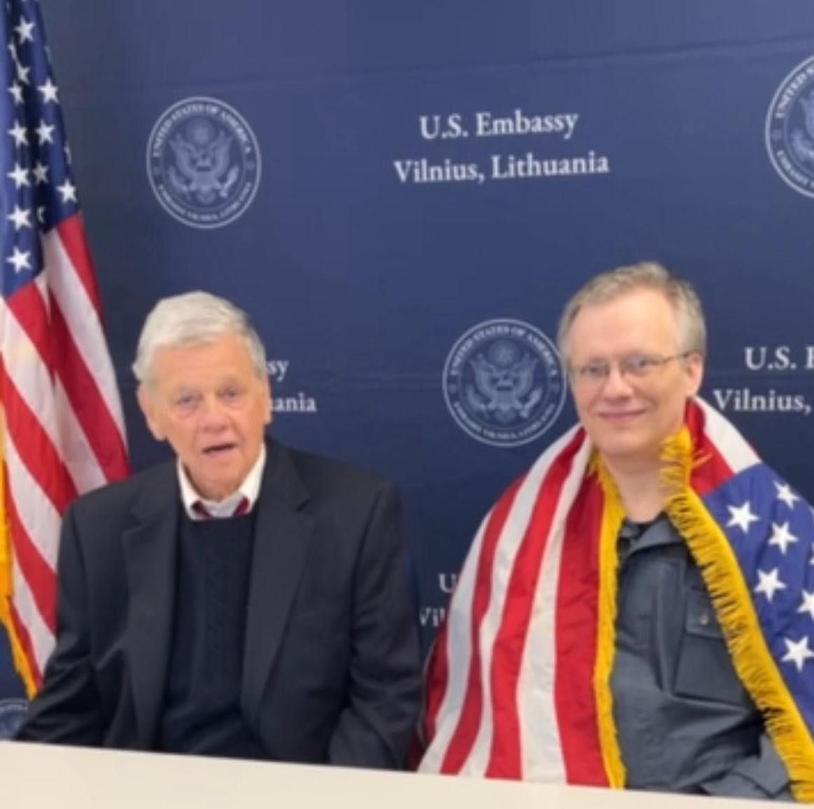 The first photo of former political prisoner Yury Zyankovich after his release. In the shot, the Belarusian is sitting with Deputy US Special Representative for Ukraine John Cole, who personally took Zyankovich to Lithuania.

Yuriy Zyankovich, a lawyer who interrupted his career