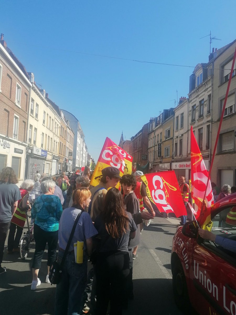 En direct de Lille, manif du 1er mai... Beaucoup de monde... Pour le pain, la paix et la liberté ✊

#CGT #1erMai