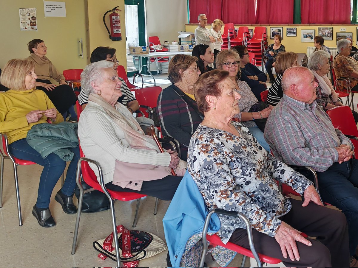 🌾 Ahir a La Tarda a Can Blat vam parlar de frases fetes, dites, refranys i paraules pròpies en una sessió que va conduir la Rosa Grabalosa

🗨️ Aquí una desena d'expressions populars de les moltes que es van dir:
"Pagès endarrerit, cap anyada és bona"
"Qui no en remena, no en