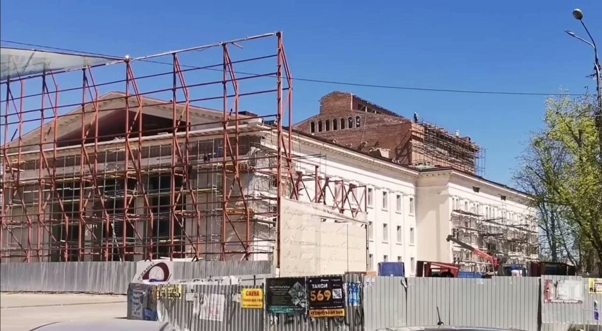 A Mariupol, temporaneamente occupata, gli invasori russi stanno “ricostruendo” il Teatro Drammatico per coprire l'uccisione di centinaia di ucraini.

“Si tratta del tocco finale per nascondere il loro crimine di guerra contro i civili. I lavori sono in pieno svolgimento. Per i