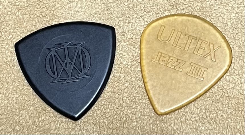 leBleuAO's tweet photo. ジョンペトモデルのTrinity
試しに20枚買って弾いてみたらあまりに良いので100枚注文しました笑 JAZZ IIIより音は太いし抜けも良いし速弾きだけじゃ無くカッティングもし易いし削れにくいし3箇所使えるし…で言う事ありまへん。もうこれメインですね。 https://t.co/r5UHQzaBt2