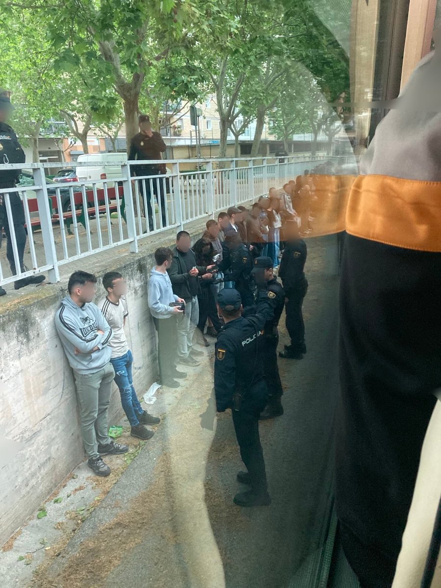 Bilbora bidean Espainiako Poliziak autobusak gelditu dituzte eta pertsona guztiak identifikatu eta miatu ditu