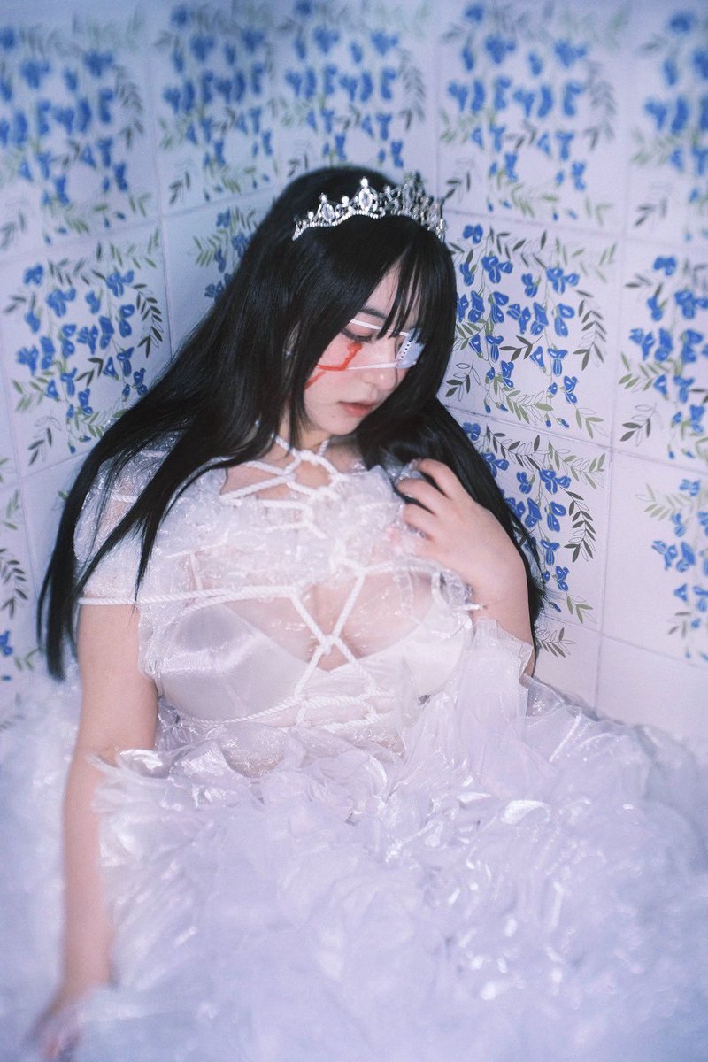 【お知らせ】

5/2～5/4まで武蔵屋画廊で開催される『愛の執着展』のモデルを務めさせて頂きました🫀
欲求ちゃん <a href="/o_o_y_u_/">欲求</a> の過去の恋愛がテーマとのことでバックグラウンドを知るとより役に没入出来ました❤️‍🔥
お時間ある方は是非足をお運びくださいませ🤍