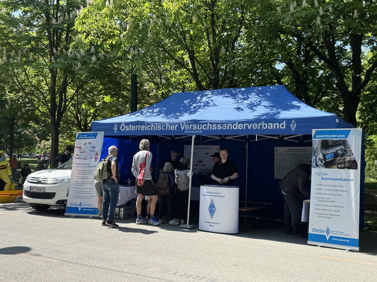 Der Stand des ÖVSV mit dem #Notfunk Team Wien beim Praterfest auf der Hauptallee: