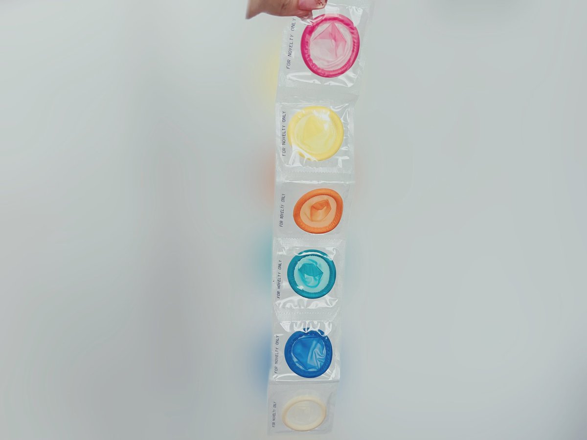 好繽紛的套套
這樣讓我有點捨不得用

但面對慾望
我還是贏不了慾望
最終還是用了

#夫妻情侶 #同房感覺換 #聯誼