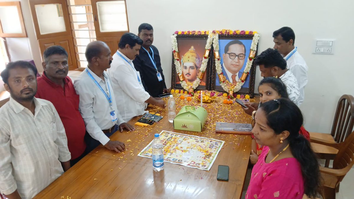 Ramesha_bm's tweet photo. ಪ್ರೀತಿಯ ಬಂಧುಗಳೆ,
ಜನನಿ ಸೇವಾ ಫೌಂಡೇಶನ್ ವತಿಯಿಂದ ದಿನಾಂಕ: 30/04/2025 ರ ಬುಧುವಾರ ಭಾರತರತ್ನ ಬಾಬಾಸಾಹೇಬ್ ಡಾ. B R ಅಂಬೇಡ್ಕರ್ ರವರ 134ನೇ ಜನ್ಮ ದಿನಾಚರಣೆ ಹಾಗು ಜಗಜ್ಯೋತಿ ಬಸವೇಶ್ವರ ರ ಬಸವ ಜಯಂತಿಯನ್ನು  ಆಚರಿಸಲಾಯಿತು. ಸಂಸ್ಥೆಯ ಎಲ್ಲಾ ಸದಸ್ಯರು ಹಾಗೂ ಇನ್ನಿತರರು ಉಪಸ್ಥಿತರಿದ್ದರು. https://t.co/YwRIEWthpq