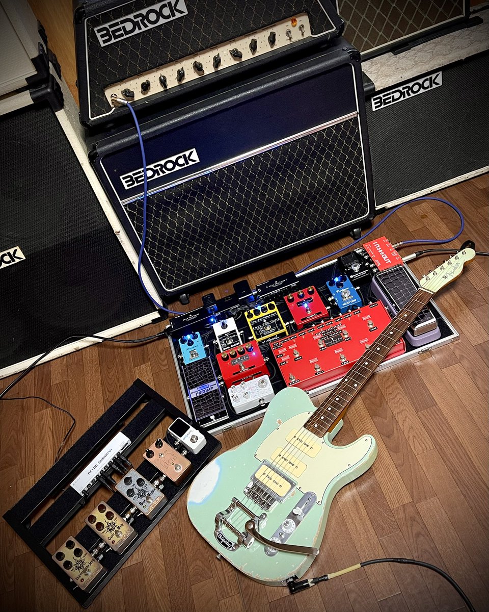Paolo0823's tweet photo. TRICOLORSが素晴らし過ぎる。
BEDROCKと愛称が◎
メインボードの歪みと入替確定ですが前回のボード組みの疲労の記憶が。。。
とりあえず応急サブボードで弾きまくり。
エフェクターはこれだけで良い気がする今日この頃。
#TRICOLORS
#BlueMagpie
#CaperMolly
#EugenetheJeep
#エフェクターボード https://t.co/w2FHIwqP2D