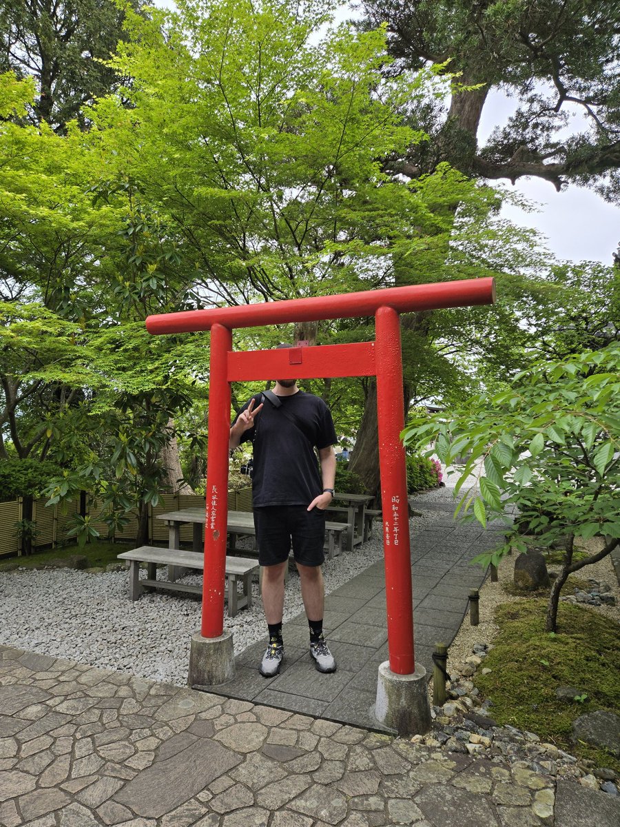 Big man doesn't fit in Japan.
Who should I work with when I get back?