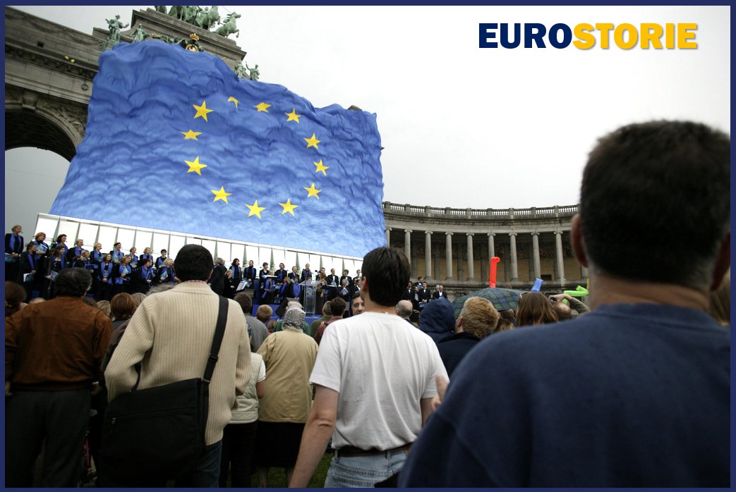 DipPoliticheUE's tweet photo. #Eurostorie #21anni
1⃣ maggio 2⃣0⃣0⃣4⃣
🇪🇺 La bandiera europea sventola per salutare
l’#allargamento dell’Unione Europea a 25,
con l’ingresso nell’Unione di Cipro, Estonia,
Lettonia, Lituania, Malta, Polonia, Slovacchia,
Slovenia, Repubblica Ceca e Ungheria. https://t.co/DV065NOWr7