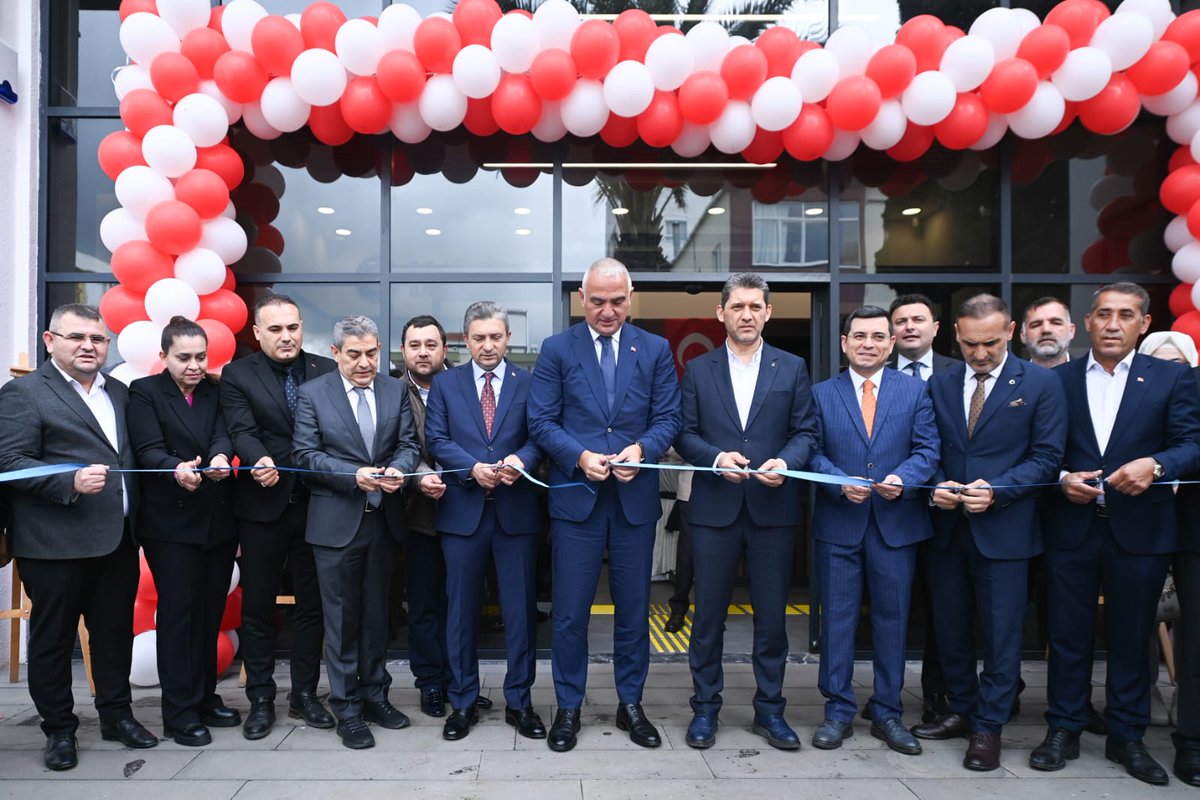 TCKulturTurizm's tweet photo. Bakanımız @MehmetNuriErsoy'un katılımıyla Antalya Döşemealtı İlçe Halk Kütüphanesi hizmete açıldı.

Bir dönem karakol olarak kullanılan, uzun süre metruk halde kalan ve harabeye dönüşen yapı, Bakanlığımız tarafından restore edilerek modern bir halk kütüphanesine dönüştürüldü.

Döşemealtı İlçe Halk Kütüphanemiz; 2 okuma salonu, 140 kişilik kapasitesi ve 13.000 kitabıyla bilgiye erişimin adresi olacak.

Hemen karşısında yer alan ve 2023 yılı sonunda hizmete aldığımız Döşemealtı Bebek ve Çocuk Kütüphanemiz ise masal bahçesi, oyun alanı ve yaş gruplarına özel bölümleriyle minik okurlarımızı kültürle buluşturmaya devam ediyor.

Yeni nesillerin dünyayı kitaplarla keşfetmesi için çalışmayı sürdüreceğiz.