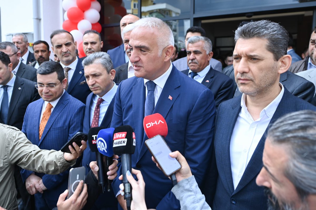 TCKulturTurizm's tweet photo. Bakanımız @MehmetNuriErsoy'un katılımıyla Antalya Döşemealtı İlçe Halk Kütüphanesi hizmete açıldı.

Bir dönem karakol olarak kullanılan, uzun süre metruk halde kalan ve harabeye dönüşen yapı, Bakanlığımız tarafından restore edilerek modern bir halk kütüphanesine dönüştürüldü.

Döşemealtı İlçe Halk Kütüphanemiz; 2 okuma salonu, 140 kişilik kapasitesi ve 13.000 kitabıyla bilgiye erişimin adresi olacak.

Hemen karşısında yer alan ve 2023 yılı sonunda hizmete aldığımız Döşemealtı Bebek ve Çocuk Kütüphanemiz ise masal bahçesi, oyun alanı ve yaş gruplarına özel bölümleriyle minik okurlarımızı kültürle buluşturmaya devam ediyor.

Yeni nesillerin dünyayı kitaplarla keşfetmesi için çalışmayı sürdüreceğiz.