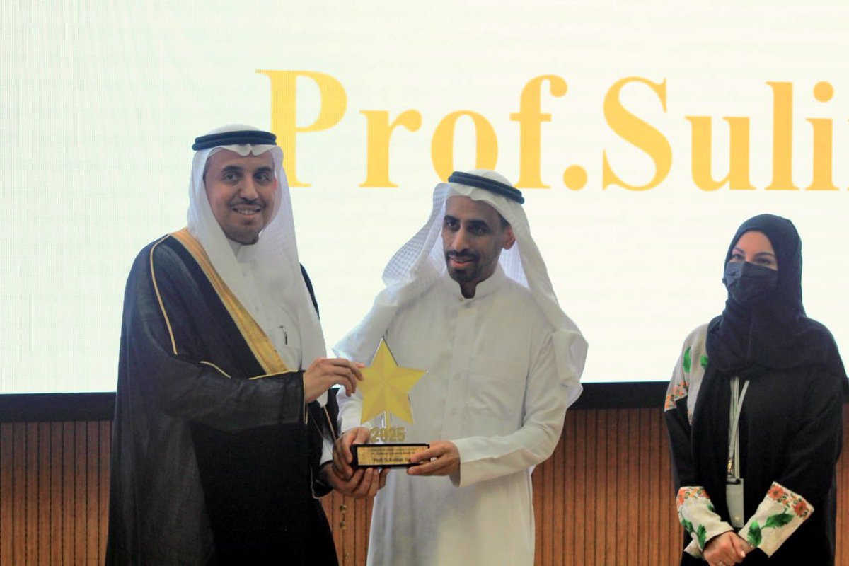 IAU_KSA's tweet photo. أقامت كلية الصحة العامة بـ #جامعة_الإمام_عبدالرحمن_بن_فيصل الحفل الختامي للعام 2024/2025 ، بحضور نائب الرئيس للشؤون الأكاديمية د. عبدالله المهيدب وحضور عميدة الكلية د. نوف الأنصاري ووكلاء الكلية ورؤساء الأقسام و أعضاء هيئة التدريس والطلبة.
وتم خلال الحفل استعراض إنجازات الأقسام و وكالات الكلية والمجلس الطلابي وتكريم الجهات من داخل وخارج الجامعة المساهمين في نجاح أنشطة وفعاليات الكلية خلال العام.