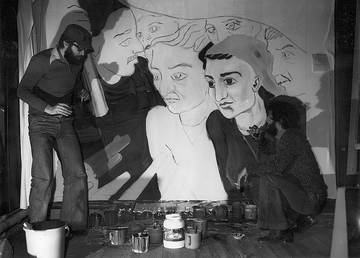 “Bu bez afişleri kimler hazırlardı?” diye sorsak, yanıtını, Yılmaz Aysan’ın “Afişe Çıkmak” kitabında bulabiliriz. Örneğin; hocamız, ustamız Sadık Karamustafa (ayaktaki) 1977’de bir bez afiş resimlerken görülüyor. #1MAYIS kutlu olsun 🙌