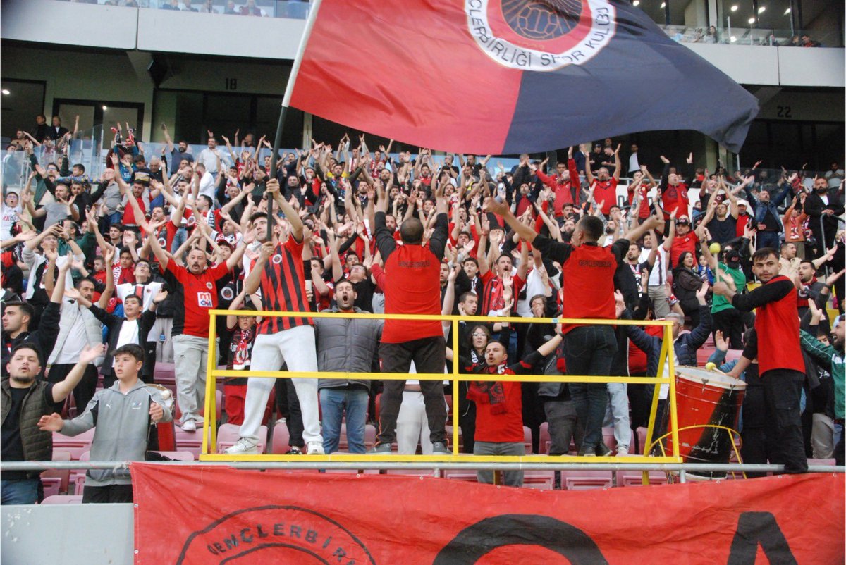 HAYDİ ANKARA! ERYAMANI HAYDİ GENÇLER DİYE İNLETMEYE.

Biz Süper Ligi, Türkiye Süper Ligde Bizi İzlemeyi Çok Özledi. Eryaman Kapalı Gişe Olacak.
Sağ-Sol Kapalı, Maraton ve VİP Biletleri Tükendi.
Sıra Kale Arkası Tribünlerde.