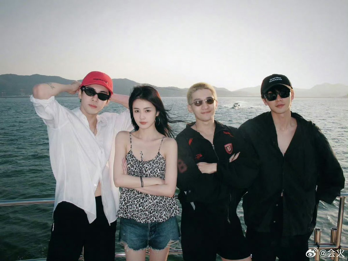 Allcbizmelons's tweet image. #BaiLu and costars in drama “Feud” #ZengShunxi, #LiangYongqi, #ChenXinhai went on a yacht trip together.