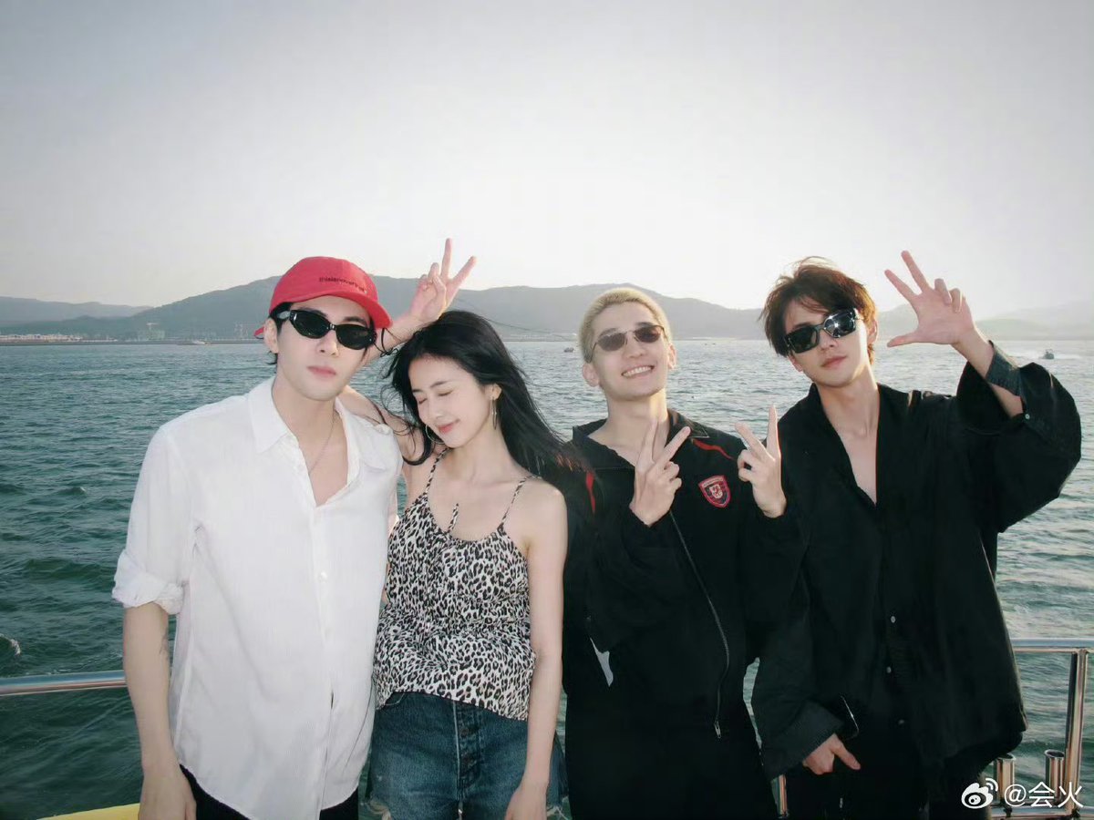 Allcbizmelons's tweet image. #BaiLu and costars in drama “Feud” #ZengShunxi, #LiangYongqi, #ChenXinhai went on a yacht trip together.