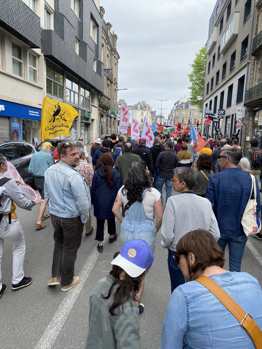 facuvillier's tweet image. #vannes #1erMai  300 a 400 manifestant. De l’argent il y en a dans les caisse du patronat. Solidarité avec les peuples du monde entier