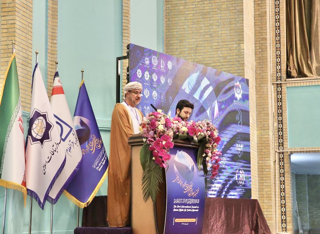 برئاسة الأستاذ الدكتور/ راشد بن حمد البلوشي شارك وفد من اللجنة في أعمال المؤتمر الدولي الأول لحقوق الإنسان من منظور شرقي، والذي عُقد في مدينتَي طهران وقم بالجمهورية الإسلامية الإيرانية.

وقدَّم رئيس اللجنة ورقة علمية في المؤتمر تناولت أهمية عقد مؤتمر حقوق الإنسان في المُقاربة