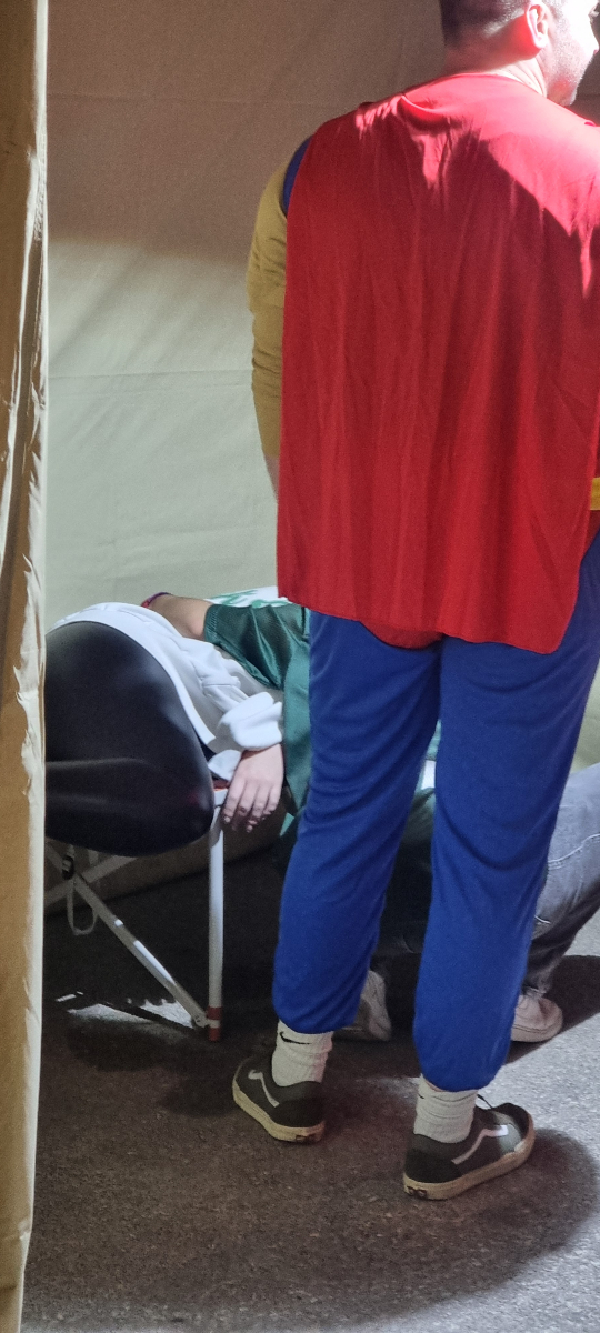 #AlmansaEnFiestas 

La #RetretaPopular se saldó anoche con tres personas atendidas por el dispositivo. Dos por intoxicación etílica y una por luxación de rodilla.

Supone un notable descenso en atenciones en comparación con años anteriores y confirma la tendencia a la baja.