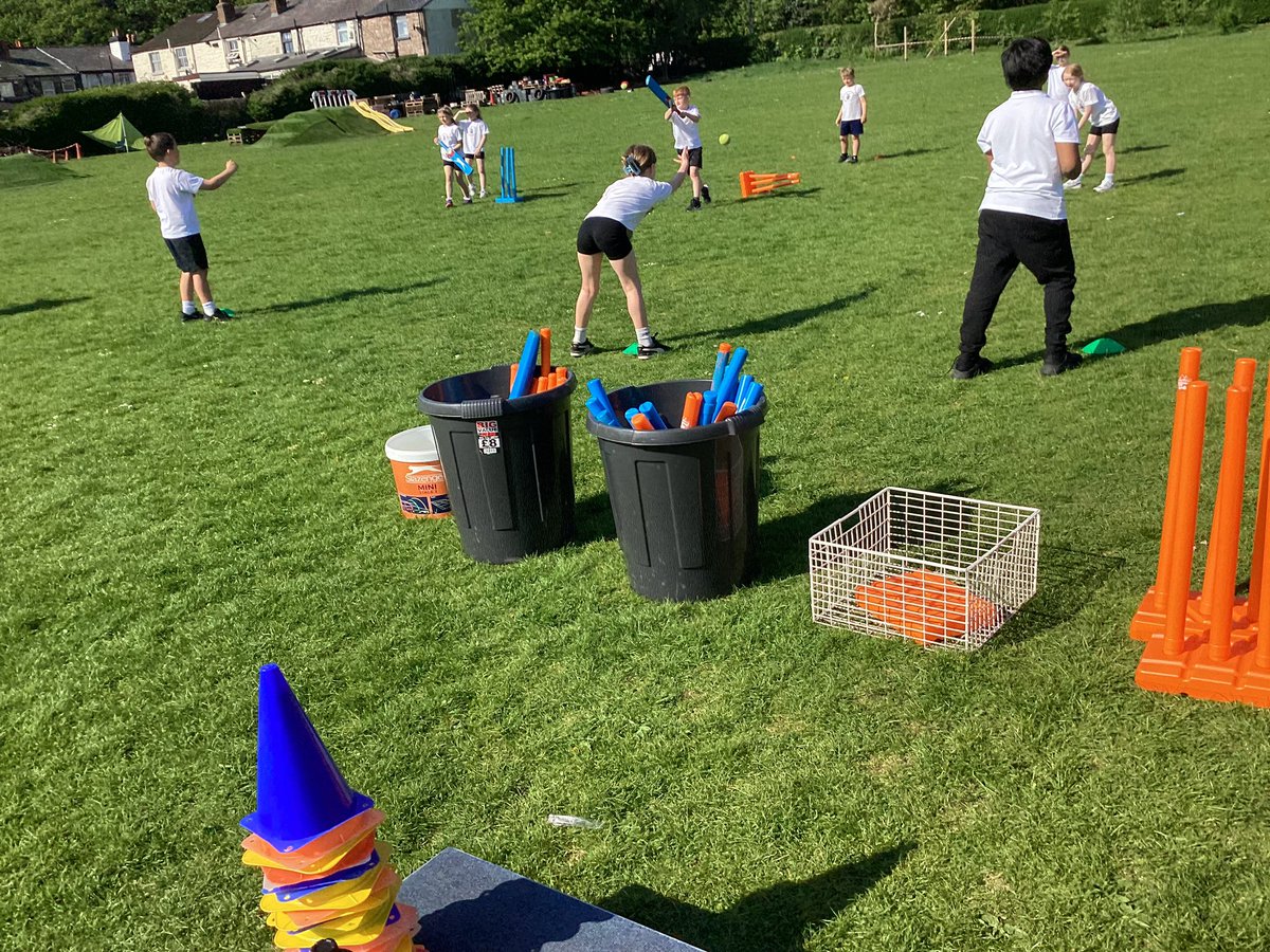 HBJSCH63's tweet photo. 4T have been learning the basic rules of cricket in the gorgeous sunshine. #HBJSYear4 #HBJSPE https://t.co/toXybeKG55