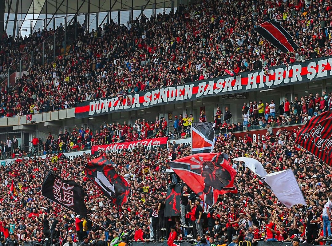 NecatiEses's tweet photo. Kardeş, akın akın geliyoruz.💪
@konyaspor 

#MezitliMaçıKonyaya 🏆🖤❤
#Eskişehirspor
#Konyaspor https://t.co/UWhocPVgN9