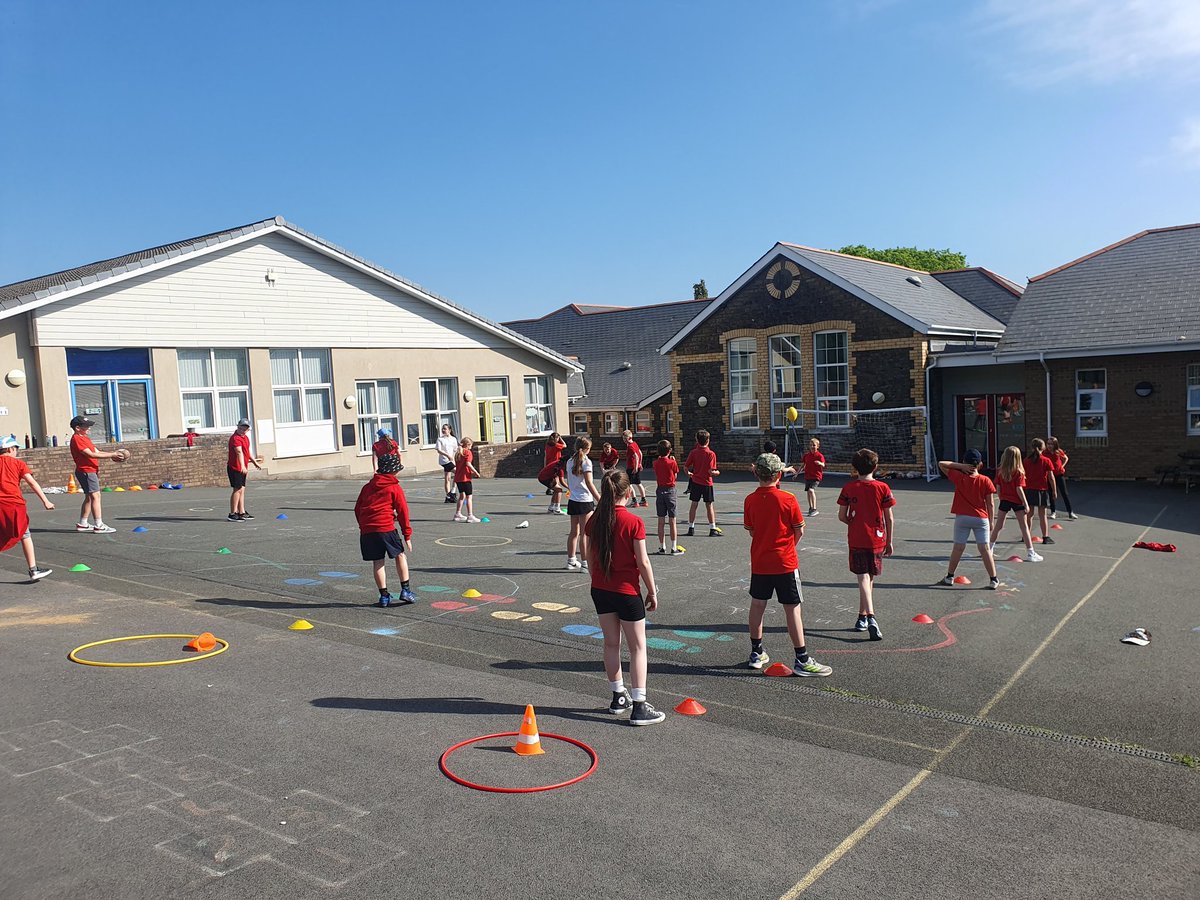 Hottest day of the year.....so far, and what better way to spend it than outside in the yard doing some rugby skills with Mr Dafis 💪👌🌞🏉

Thanks to the year 5 pupils from Tycroes this morning for not melting away as they worked on their team-working skills 😂👍